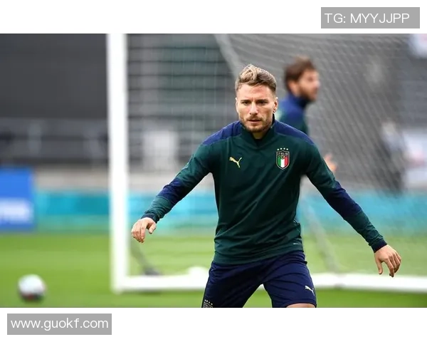 意大利足球明星在赛场上展现精彩瞬间的拖地图片集锦